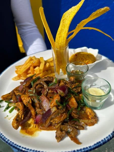 Saltado de res y pollo